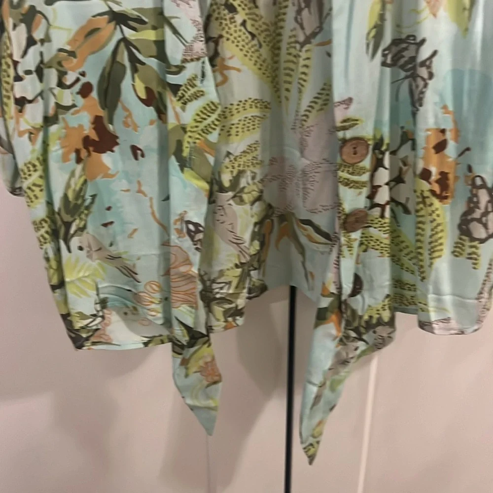 Super cute Z&L shirt. Worn once. Size medium. - Picture 4 of 5